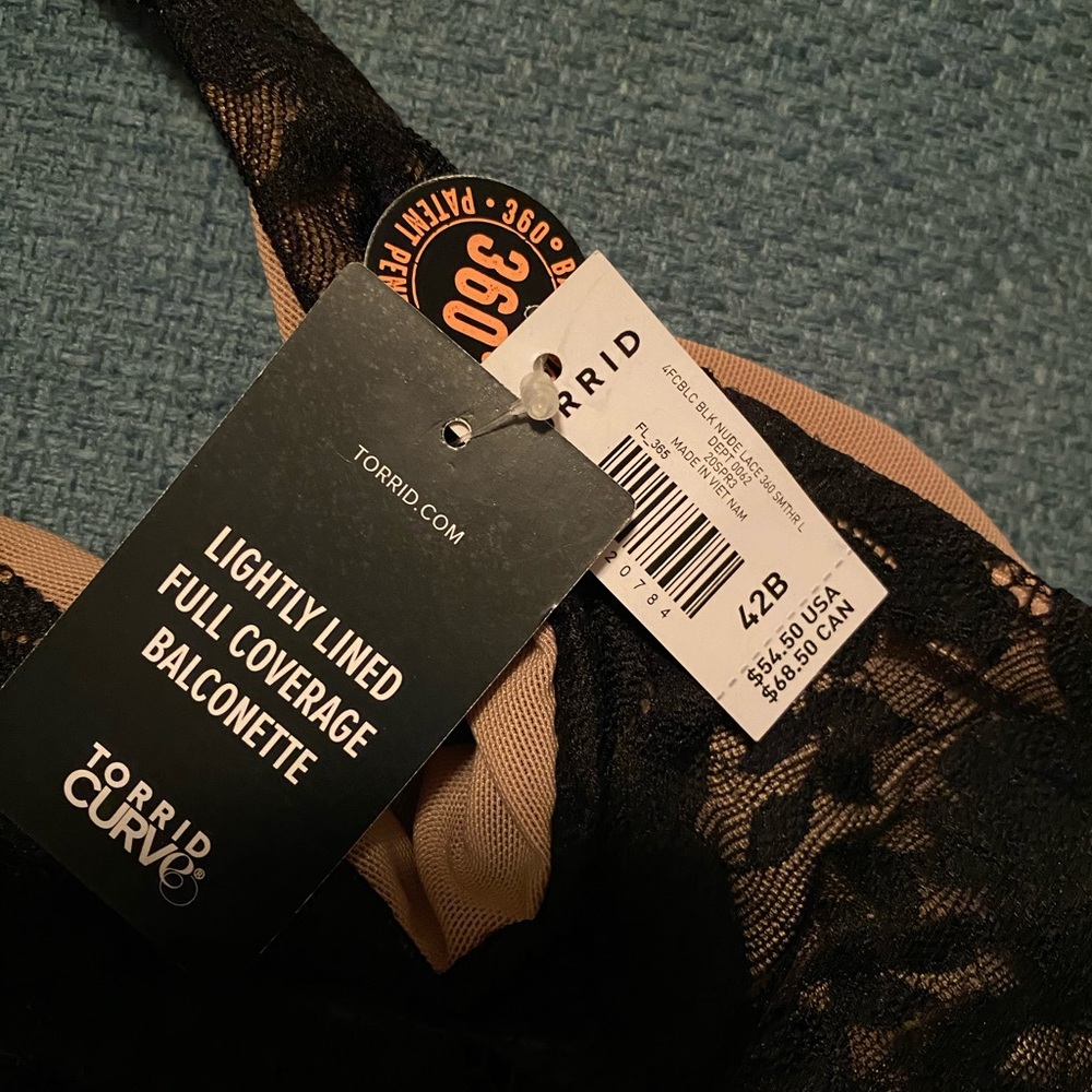 Torrid bra 42B BNWT. Lightly lined, full coverage